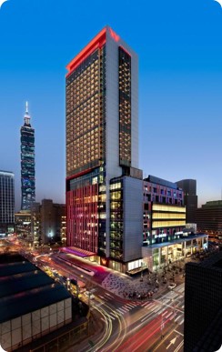 W Hotel 外觀夜景 · 信義 101 旁